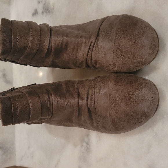BareTraps Brown Ankle Boots - Picture 3 of 8